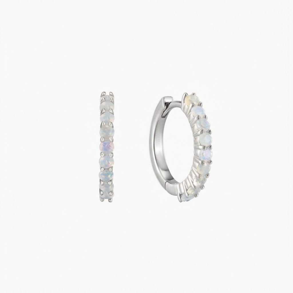 Aro de oro blanco de 14 quilates con piedra de nacimiento de ópalo de octubre