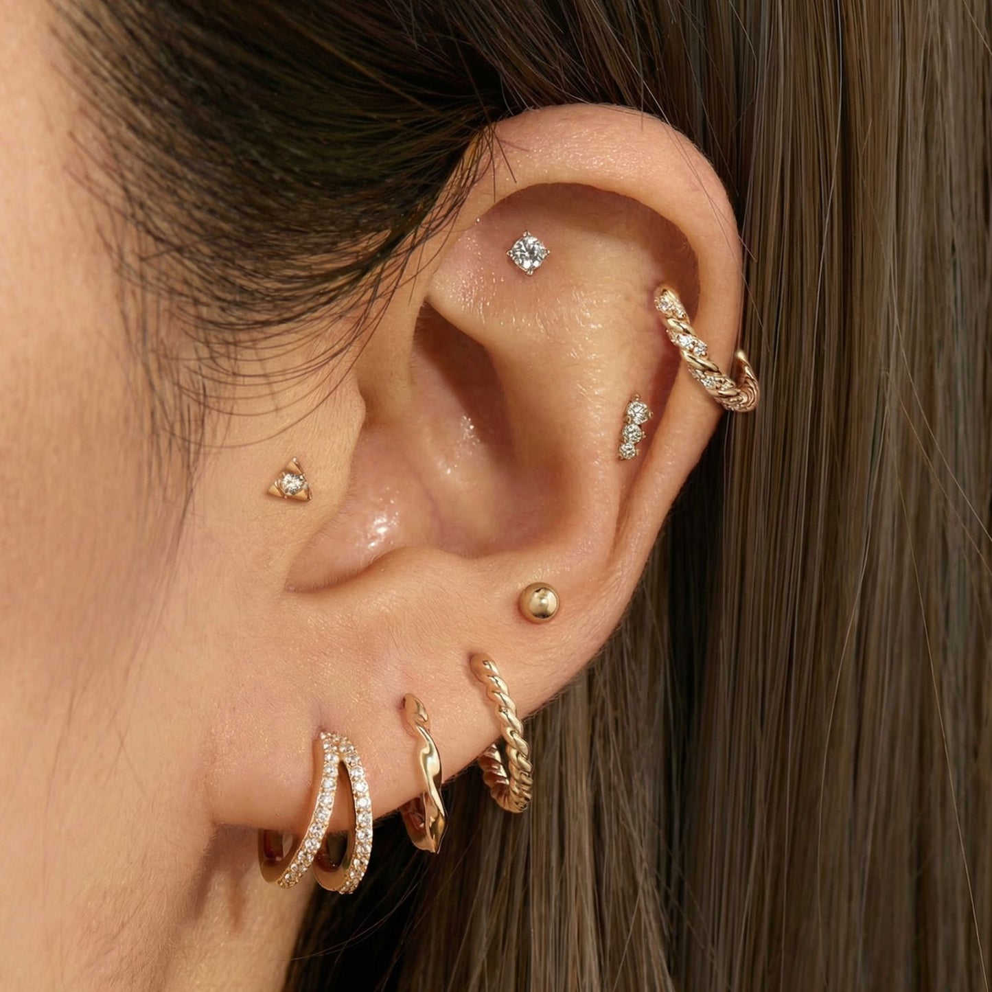 Aretes de oro amarillo macizo de 14 quilates con parte trasera plana, redondos y graduados, y poste de oro macizo.