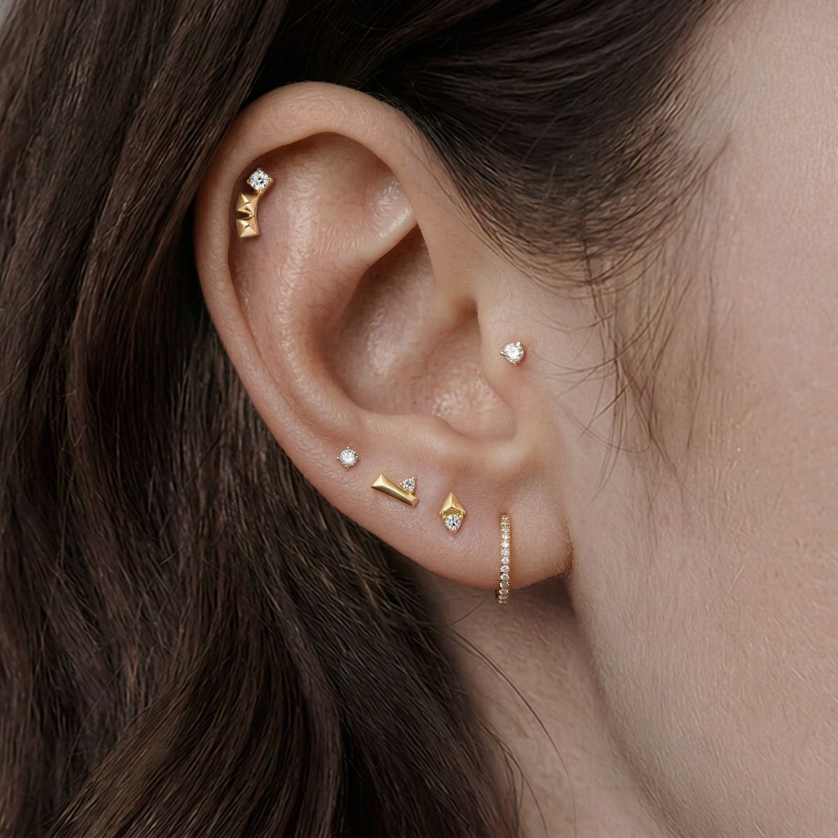 Piercing de oro amarillo macizo de 14 quilates con forma geométrica curva y parte trasera plana y poste de titanio