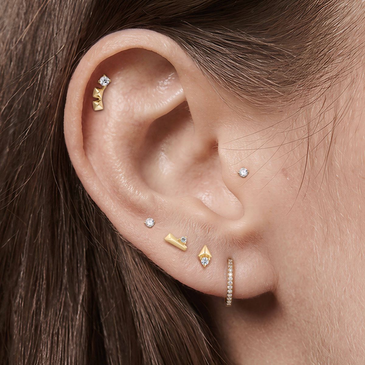 Ohrstecker mit flacher Rückseite und geometrischer Kurve aus 14-karätigem Gelbgold &amp; massivem Goldstift