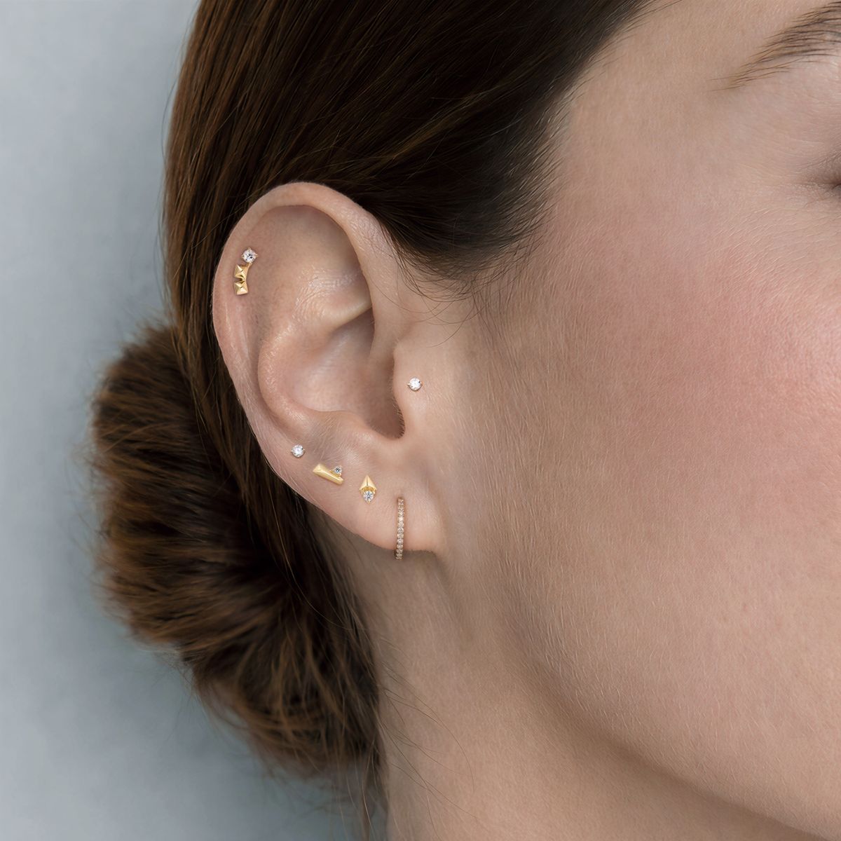 Ohrstecker mit flacher Rückseite und geometrischer Kurve aus 14-karätigem Gelbgold &amp; massivem Goldstift