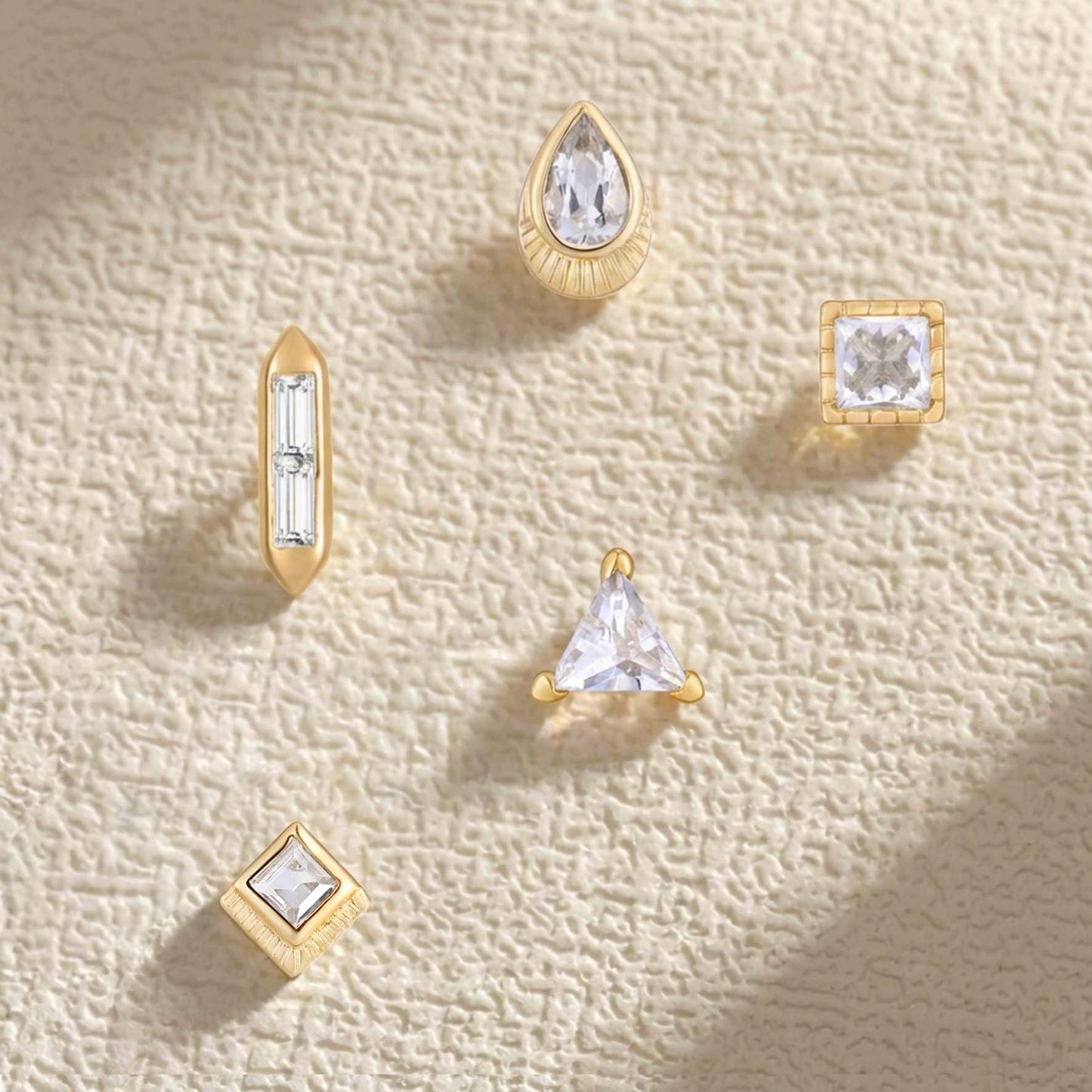 Ohrstecker mit flacher Rückseite und geometrischem Trillion-Schliff aus 14-karätigem Gelbgold &amp; massiver Goldstift