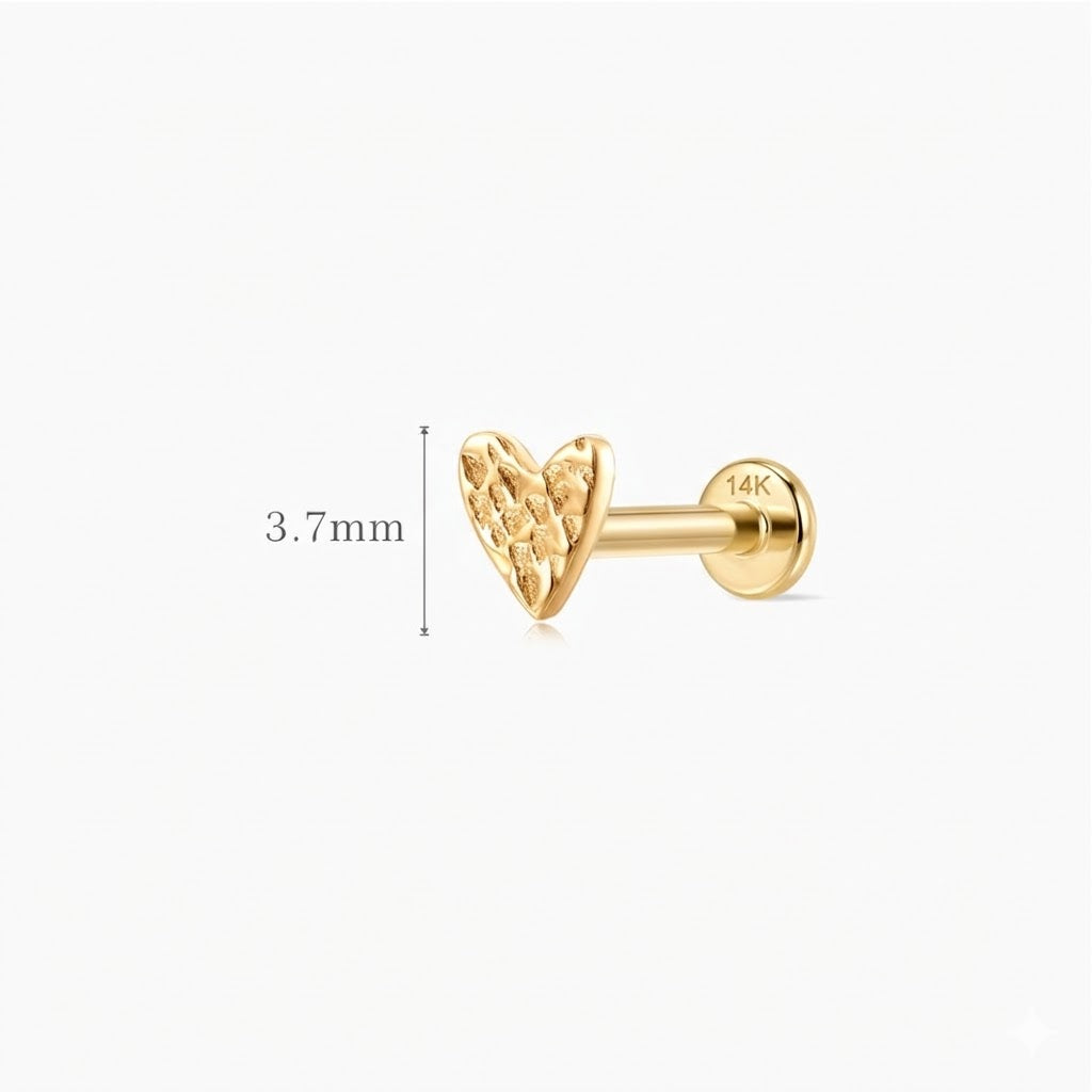 Arete minimalista de corazón texturizado martillado en oro amarillo macizo de 14 quilates y poste de oro macizo